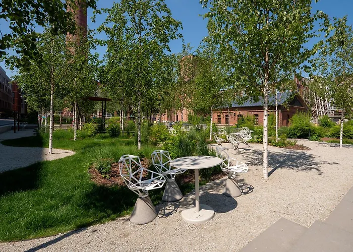 Milionowa Deluxe By Bookinghost